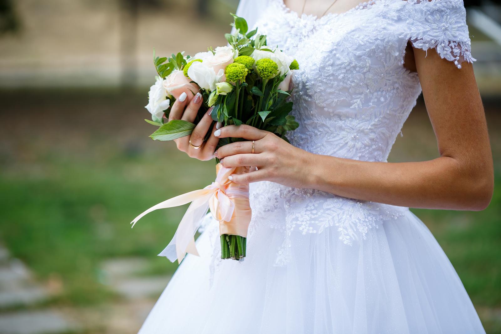 How to finish a hand-tied wedding bouquet
